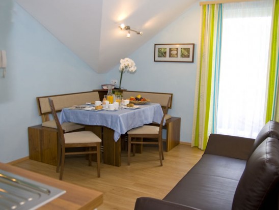 Essecke mit Couch und Balkon im Appartement Rubin in Flachau